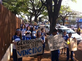 Alunos, pais e professores do Gerardo Braga protestam contra o fechamento do colégio